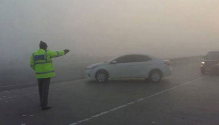 پنجاب میں دھند کے باعث موٹر وے مختلف مقامات پر ٹریفک کے لیے بند
