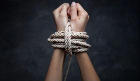 کراچی سے لاپتہ ہونیوالا شہری لاڑکانہ سے مل گیا، اغواء کار ہائی وے پر پھینک کر فرار