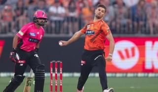 بابر اعظم بی بی ایل کا ڈیبیو میچ یادگار نہ بنا سکے