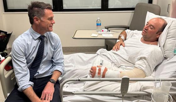 پریمیئر نیو ساؤتھ ویلز کرس منز احمد الاحمد کی عیادت کرنے اسپتال پہنچ گئے