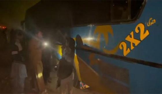 گھوٹکی: ڈاکوؤں کا بس پر حملہ، 19 مرد اغوا کرلیے