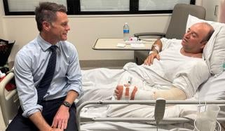 پریمیئر نیو ساؤتھ ویلز کرس منز احمد الاحمد کی عیادت کرنے اسپتال پہنچ گئے