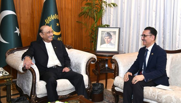 پاکستان میں تاجک سفیر شریفزودہ یوسف طوہر ایوان صدر اسلام آباد میں صدر سے ملاقات کر رہے ہیں(تصویر سوشل میڈیا)۔