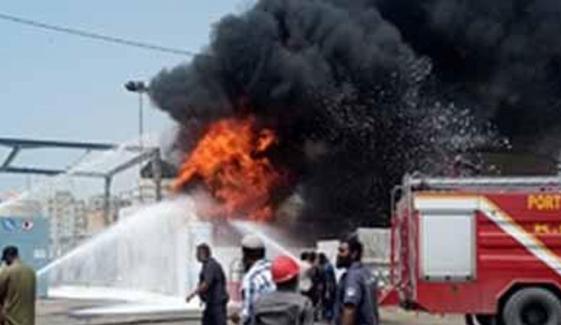 کراچی: کیماڑی آئل ٹرمینل میں آگ لگ گئی