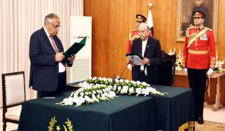 ظفر حجازی نے وفاقی ٹیکس محتسب کا حلف اٹھا لیا