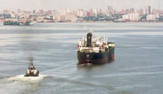 امریکا کا وینزویلا آنے جانے والے تیل بردار جہازوں کی ناکہ بندی کا حکم