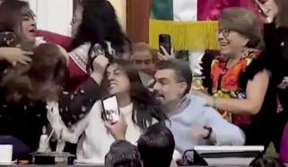 میکسیکو سٹی کانگریس اکھاڑہ بن گیا، ہاتھا ہائی کی ویڈیو سوشل میڈیا پر وائرل