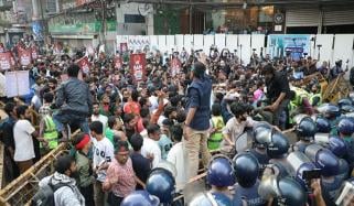 بنگلادیش: عثمان ہادی پر قاتلانہ حملے کیخلاف احتجاج، بھارتی ہائی کمیشن کے باہر رکاوٹیں توڑ دی گئیں