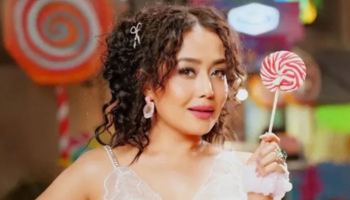 نیہا ککڑ اپنے گانے ’کینڈی شاپ‘ کی معیوب ویڈیو پر سخت تنقید کی زد میں آگئیں