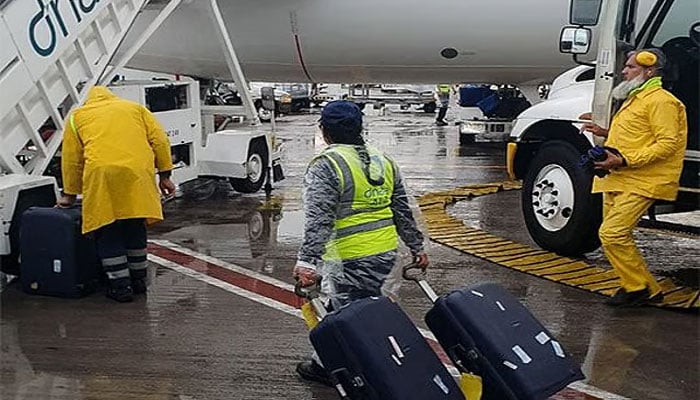 دبئی ایئر پورٹ پر بارش کے بعد کا ایک منظر—تصویر بشکریہ گلف نیوز