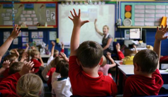 برطانیہ: ٹیچرز کو طلباء میں خواتین سے ناروا سلوک کے رحجان سے نمٹنے کی تربیت دی جائے گی