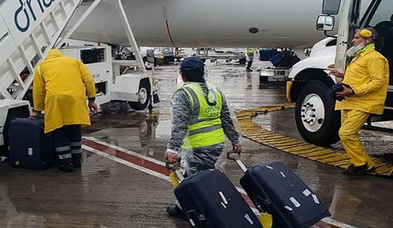 امارات میں تیز بارش، سڑکوں پر پانی جمع