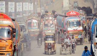 کراچی کی ٹوٹی پھوٹی سڑکوں پر سفر سے گاڑیاں خراب، ہڈی پسلی ایک