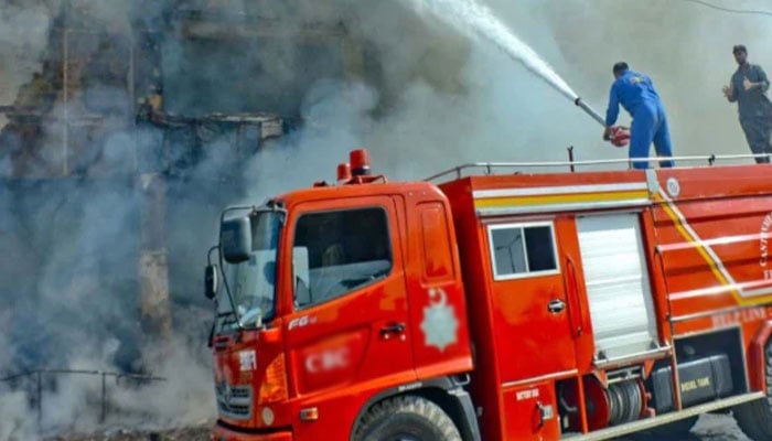 فیصل آباد: کاٹن فیکٹری میں آتشزدگی، اموات کی تعداد 3 ہوگئی