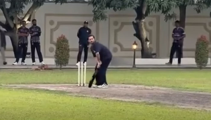 عاطف اسلم کی کرکٹ کھیلتے ویڈیو وائرل، مداحوں کے دلچسپ تبصرے