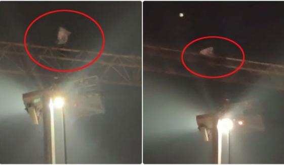 کرین پر چڑھے  شخص کا مریم نواز سے ملنے کا مطالبہ