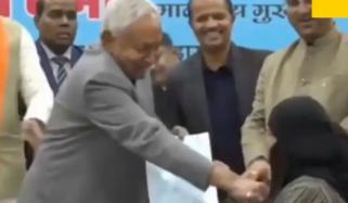 بھارت حجاب تنازعہ: بہار کی خاتون ڈاکٹر کا ڈیوٹی سے انکار، ہیلتھ منسٹر کا معاملے سے لاعلمی کا اظہار 