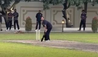عاطف اسلم کی کرکٹ کھیلتے ویڈیو وائرل، مداحوں کے دلچسپ تبصرے