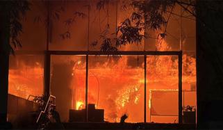 ڈھاکا: انگریزی اخبار کے دفتر کو مظاہرین نے آگ لگا دی، عملہ کئی گھنٹوں تک محصور رہا