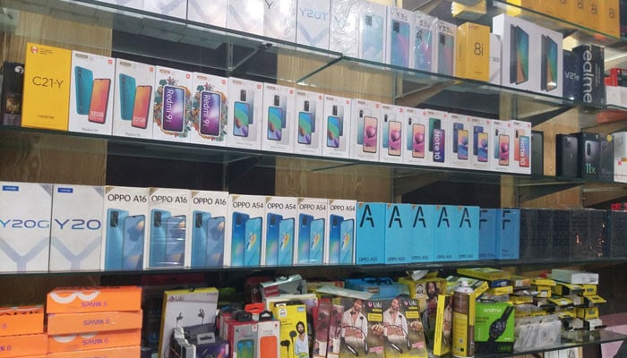 کراچی، موبائل شاپ پر ڈاکوؤں کی بڑی واردات، قیمتی فونز لوٹ کر فرار