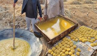 کیا سردیوں میں چینی کی جگہ گُڑ استعمال کرنا بہتر ہے؟ ماہرین کا کہنا ہے؟