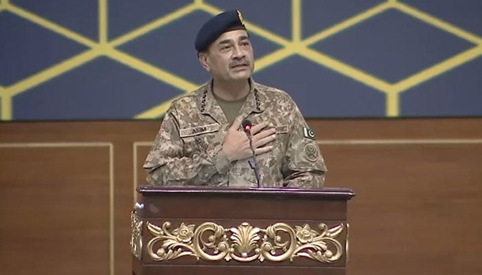 افغانستان کو فتنہ الخوارج اور پاکستان میں سے کسی ایک کا انتخاب کرنا ہوگا، فیلڈ مارشل