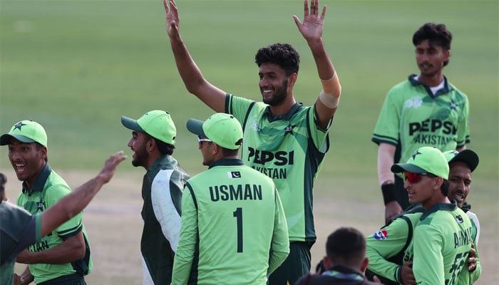 پاکستان کی بھارت کیخلاف فائنل میں فتح،کھلاڑیوں تماشائیوں سے گھل مل گئے