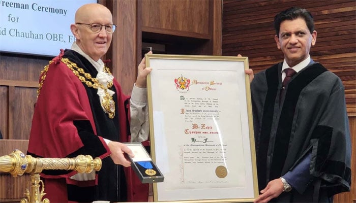 ڈاکٹر زاہد چوہان اپنا اعزاز وصول کرتے ہوئے۔