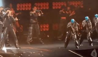 روبوٹ بھی اسٹیج پر آگئے، چین میں کنسرٹ میں حیرت انگیز پرفارمنس