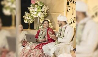 بھارت: دلہن کا شادی کے دوران بھی کام، تعریف اور تنقید دونوں کا سامنا