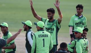 پاکستان کی بھارت کیخلاف فائنل میں فتح،کھلاڑیوں تماشائیوں سے گھل مل گئے