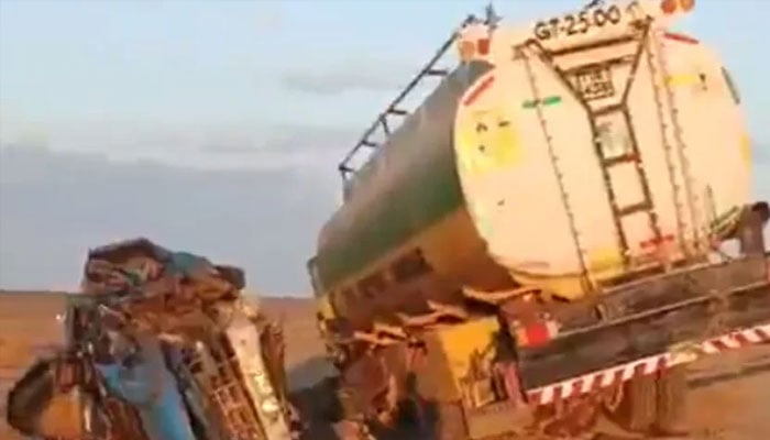 تفتان: آئل ٹینکر اور گاڑی کی ٹکر، 9 افراد ہلاک، 10 زخمی