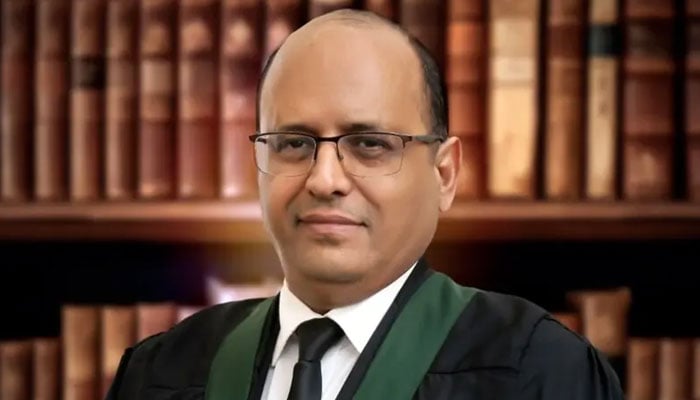 معاشرے میں اخلاقی و تہذیبی انتشار ہے، شعور کی جگہ شور نے لے لی، چیف جسٹس سندھ ہائیکورٹ