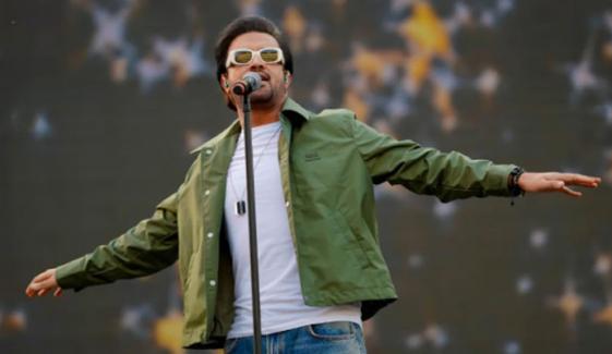 عاطف اسلم کو اپنا بنگلادیش کنسرٹ اچانک کیوں روکنا پڑا؟