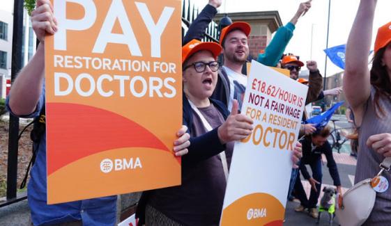 برطانیہ: ریزیڈنٹ ڈاکٹرز کی 5 روزہ ہڑتال ختم، ڈاکٹرز کام لوٹ آئے 
