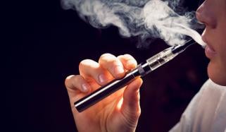 کیا ویپنگ واقعی سگریٹ نوشی سے محفوظ ہے؟ ماہرین نے خطرے کی گھنٹی بجا دی