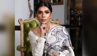 اوور سائز لباس: عفت عمر نے فیشن ڈیزائنرز کو آڑے ہاتھوں لے لیا