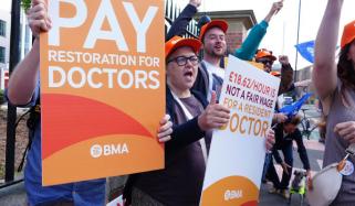 برطانیہ: ریزیڈنٹ ڈاکٹرز کی 5 روزہ ہڑتال ختم، ڈاکٹرز کام لوٹ آئے 