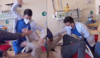بھارتی اسپتال میں بیڈ پر لیٹے مریض پر ڈاکٹر کا بہیمانہ تشدد، ویڈیو وائرل