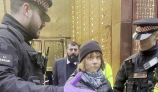 موسمیاتی تبدیلیوں کیخلاف سرگرم سوئیڈش کارکن گریٹا تھنبرگ لندن میں گرفتار