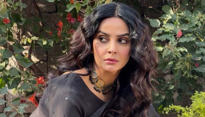 Saba Qamar steals hearts in ‘Muamma’ first episode, fans go wild