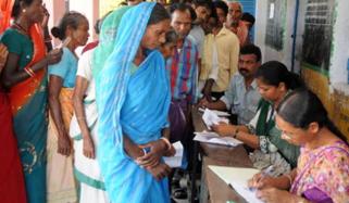 بھارت: ووٹرز کو ووٹ کے بدلے مہنگی گاڑیاں، تھائی لینڈ ٹرپ اور سونے کی پیشکش