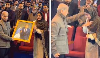 طالبہ کی جانب سے پوٹریٹ کا تحفہ، وزیر اعظم اپنے جذبات پر قابو نہ رکھ سکے