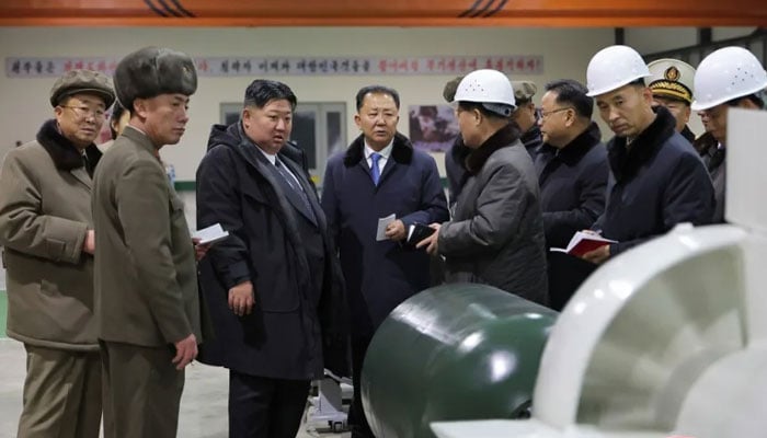 شمالی کوریا کے رہنما کِم جونگ اُن کو آبدوز کی تیاری سے متعلق بریفنگ دی جارہی ہے۔فوٹو: بشکریہ کورین میڈیا