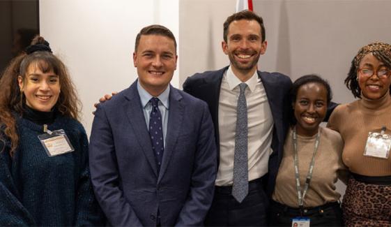 برطانیہ: حکومت کا کیئر لیورز کیلئے مفت این ایچ ایس سہولیات میں توسیع کا اعلان