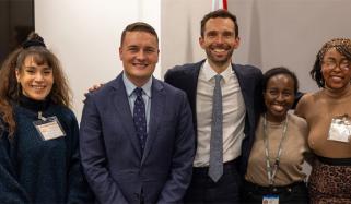 برطانیہ: حکومت کا کیئر لیورز کیلئے مفت این ایچ ایس سہولیات میں توسیع کا اعلان