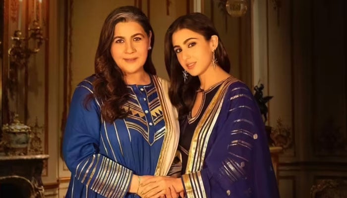 سارہ علی خان اپنی والدہ امریتا سنگھ کے ہمراہ - فوٹو: فائل