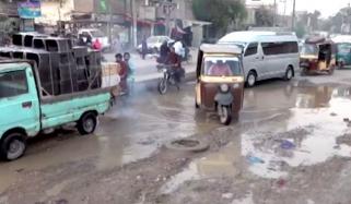 کراچی: سڑکیں ٹوٹ پھوٹ کا شکار، شہریوں کی زندگی اجیرن