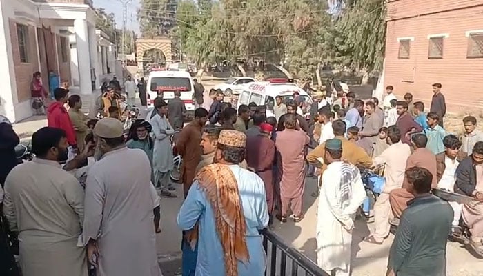 شکارپور: بارات کی بس پر فائرنگ، دلہا سمیت 3 افراد جاں بحق