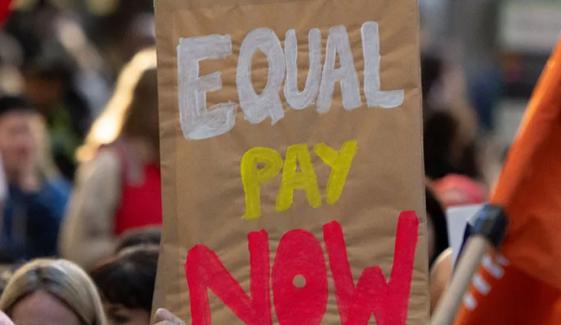 لندن، بلدیاتی اداروں میں خواتین ملازمین کے مساوی تنخواہ کے تصفیے ایک ارب پاؤنڈ سے تجاوز کر گئے
